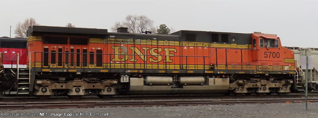 BNSF 5700